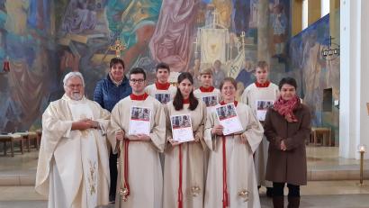 Bild: Silvia Ippisch/exb
In Oberwildenau werden die langjährigen Ministranten mit einem Dank für ihren Dienst am Altar verabschiedet.