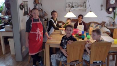 Bild: Sieglinde Riedl
Die Kinder machen beim AWO-Kochkurs begeistert mit.