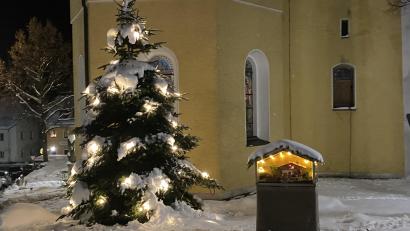 Bild: Josef Glas
Vorweihnachtliche Stimmung – hier noch mit Schnee – verbreiten Christbaum und Krippe vor der Pfarrkirche in Tännesberg.