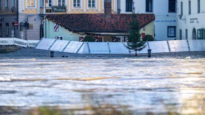 Bild: Armin Weigel
Die historische Wurstkuchl in Regensburg wird mit einer Schutzwand vor dem Hochwasser der Donau geschützt.