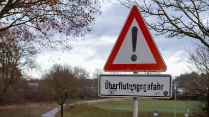 Bild: Stefan Puchner/dpa
An der Schmutter ist kurz vor der Mündung in die Donau eine Straße überflutet.