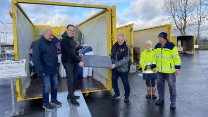 Bild: ge
Auf dem erweiterten Wertstoffhof in Edelsfeld bestückten Robert Graf, Hans-Jürgen Strehl und Richard Reisinger gemeinsam einen Sperrmüll-Container.