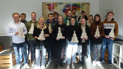Bild: Berufliches Schulzentrum Sulzbach-Rosenberg/exb
Für den Adventskalender "24 gute Taten" engagieren sich (von links) die Lehrkräfte Thomas Feyrer, Simon Hambeck, Patrick Beck, stellvertretende Schulleiterin Doris Ernsberger sowie Schülerinnen und Schülern der 12. Klasse Kaufleute im E-Commerce am Beruflichen Schulzentrum Sulzbach-Rosenberg.