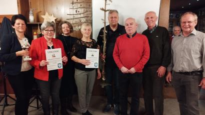 Bild: Irmgard Graser/exb
Bei der Nordic-Walking-Abteilung des TSV Pressath stehen Ehrungen an (von links): die Walkerin des Jahres Karin Kroher (mit Pokal), die Trainingsfleißigsten Marianne Wittmann und Hildegard Elstner (mit Urkunden) und die Trainer.