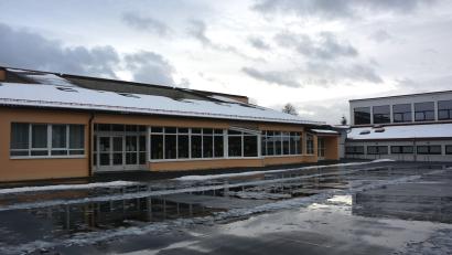 Bild: jr
In die Grundschule Bad Neualbenreuth (Bild) soll das Kinderhaus „Tillenzwerge“ integriert werden. Derzeit laufen Abstimmungsgespräche und die Planungen. Rechts die Schulturnhalle, die vor einiger Zeit saniert wurde.
