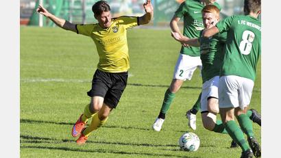 Bild: Hubert Ziegler
Der FC Amberg (links Yannik Haller) will in der Frühjahrsrunde Vollgas geben.