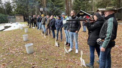 Bild: mor
Schützenmeister Bernhard Ott (rechts) freut über die gute Beteiligung beim Truthahnschießen. Mit dem Schrotgewehr machen sich die Teilnehmer auf die Jagd nach dem Weihnachtsbraten.