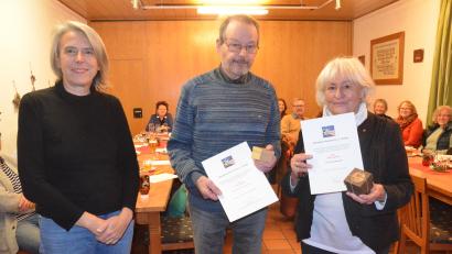 Bild: Kunz
Irene Fritz (links) ehrt Uwe Müller und Edith Baldauf.