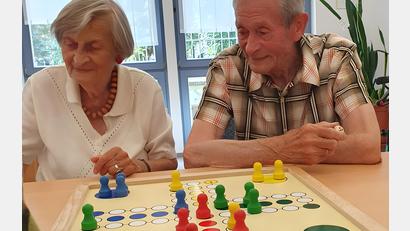 Bild: Ökumenische Sozialstation Sulzbach-Rosenberg/exb
"Mensch ärgere dich nicht" ist nur eines von vielen Spielen, die jeden Dienstagvormittag in der Sozialstation ausgepackt werden.