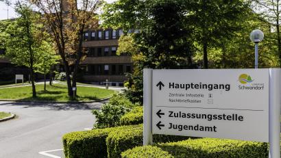 Archivbild: Hösamer
Knapp die Hälfte der Mitarbeiter am Schwandorfer Landratsamt (Bild) sind über 50 Jahre alt. Der Beamtenbund hat die Altersstruktur an Behörden und Verwaltungen ausgewertet.