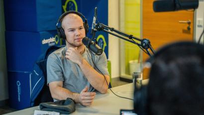 Bild: Marina Gube
Tyler Ward im Podcast-Studio von Oberpfalz Medien