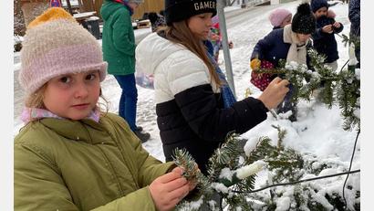 Bild: Jugendforum/Tanja Groß/exb
Die Kinder dekorieren unteren Äste des Kirchenthumbacher Christbaums mit ihren gebastelten Kunstwerken.