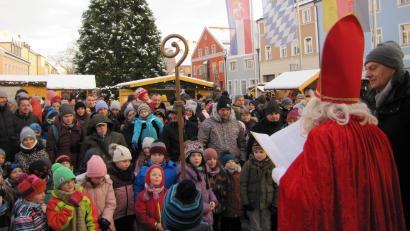 Bild: bij
Auch der Nikolaus besucht den Weihnachtsmarkt in Hirschau.