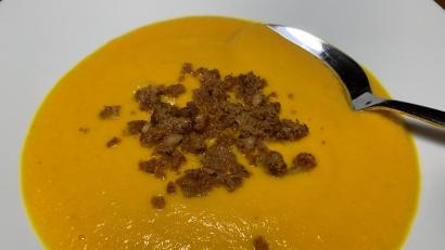Bild: Michael Schiffer
Zerbröselte Printen kommen in die Möhren-Ingwer-Suppe. Wer mag, kann noch einen Klecks Ricotta vor dem Servieren auf die Suppe geben.