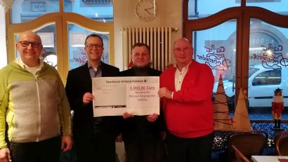 Bild: Koller/exb
Frohe Gesichter bei der Spendenübergabe, von links: Konsultor Wolfgang Gerl, Kolpingpräses und Stadtpfarrer Thomas Helm, MMC-Zentralpräses Markus Brunner und Präfekt Michael Koller.