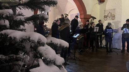Bild: Stadt Marktredwitz/exb
Die Marktredwitzer Blasmusik spielte vor dem Historischen Rathaus traditionelle Weihnachtslieder.
