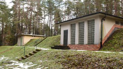 Bild: bnr
Die Sanierung des Hochbehälters II in Woppenhof ist eine der nächsten Aufgaben des Zweckverbandes Glaubendorfer Gruppe. Der Hochbehälter I (Im Hintergrund) wird stillgelegt.