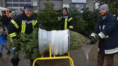 Bild: dob
Diesmal sind die Feuerwehrleute aus Böhmischbruck in vorweihnachtlicher Mission beim Christbaumverkauf unterwegs. Das Angebot nimmt die Bevölkerung dankend an.