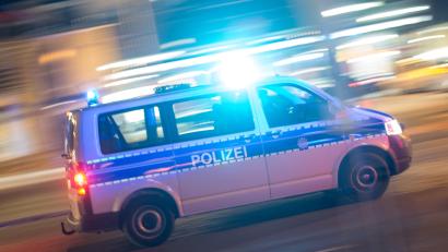 Symbolbild: Patrick Seeger/dpa
Die Polizei fahndet erfolgreich nach zwei Unfallflüchtigen in Weiden.