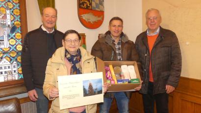 Bild: rn
Die Weihnachtsboten des DAGA übergaben Bürgermeister Marcus Gradl und Lucia Fraunholz-Armstrong, zuständig für Personenstandswesen, 30 Pakete für besonders bedürftige Eschenbacher.