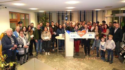 Bild: fvo
Raiffeisenbank-Geschäftsstellenleiter Michael Haubner und seine Mitarbeiterin Monika Weig (vorne, mit Schild) mit den „Spendenempfängern“ und Regionalmarktleiter Christian Seidl (rechts).