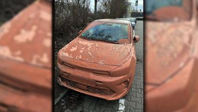 Bild: Polizeiinspektion Amberg
Ein ungewöhnlicher Unfall: Komplett mit Schlamm überzogen wurde dabei das Auto einer Frau aus dem Landkreis Amberg-Sulzbach.