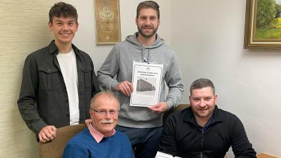 Bild: JU Konnersreuth/exb
JU-Ortsvorsitzender Benedikt Wenisch, Marius Ulrich (stehend, von links) und Philipp Schwan (sitzend, rechts) überreichten die ersten Exemplare des JU-Kalenders 2024 an Bürgermeister Max Bindl.