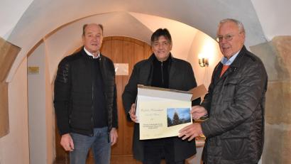 Bild: rgr
Der deutsche DAGA-Präsident Helmuth Wächter (rechts) und Kassier Herbert Meier (links) gaben den Startschuss zum Verteilen der DAGA-Pakete im Rathaus bei Bürgermeister Edgar Knobloch.