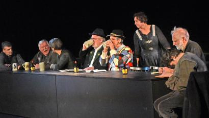 Bild: Tobias Schwarzmeier
Ein Stammtischgast (Gerhard Kühner, Zweiter von links) macht Stimmung gegen den behinderten Wastl (Luis Meier, von rechts) und den Plattl-Hans ( Reinhard Kausler). Die Gäste (Georg Dippold, Stefan Puhane, Ruppert Grünbauer und Linde Hammer, von links) und die Kellnerin (Waltraud Janner-Stahl) reagieren unterschiedlich darauf.