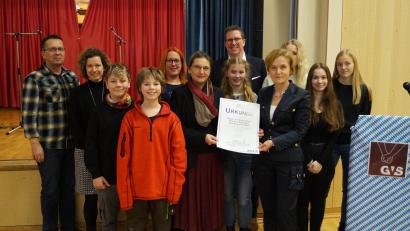 Bild: Florian Dendorfer/exb
Ministerialbeauftragte Mathilde Eichhammer übergibt die Urkunde an Schulleiterin Diana Schmidberger.