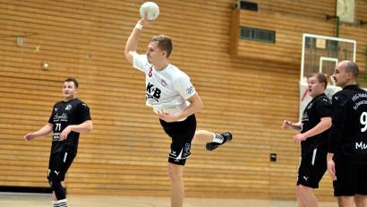 Bild: Hubert Ziegler
Anton Kallmeier (Mitte) vom HC Sulzbach-Rosenberg läuft mit Schwung in Richtung gegnerisches Tor. Die Sulzbacher Handballer müssen das Heimspiel gegen den TV Erlangen-Bruck II gewinnen, um den Kontakt nach oben nicht zu verlieren.