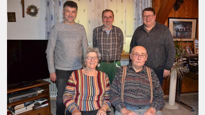 Bild: gi
Hans Völkl feiert seinen 85. Geburtstag. Dazu gratulieren seine Frau Margarete sowie sein Sohn Hans (Mitte), Pfarrer Udo Klösel (rechts) und zweiter Bürgermeister Bernhard Rom (links).