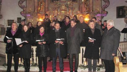 Bild: sei
Zum Abschluss der besinnlichen Adventsstunde sang der Chor-DiSono zusammen mit den Zuhörern und begleitet von der Flötengruppe "Flautista "Macht Hoch die Tür".