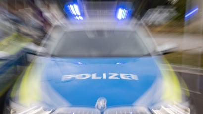 Symbolbild: Daniel Karmann/dpa/Symbolbild
Beamte der Bundespolizei stellten bei Schirnding 24 Kilo verbotene Pyrotechnik sicher.