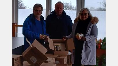 Bild: Mitterteicher Tafel/exb
Robert Zinnecker und Engelbert Franz überreichten Nicole Fürst (von links) die Lebkuchen-Pakete.