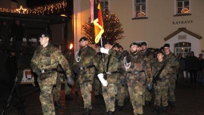 Bild: Hirsch
Mit dem Auszug der Truppenfahne endet der Appell zum Abschied der Soldaten, die im Januar für ein halbes Jahr nach Litauen abgestellt werden.