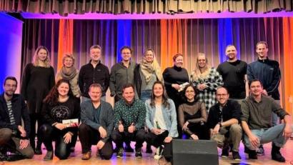 Bild: Stadt Grafenwöhr/exb
Zum Abschluss des Quizabends posieren die Gewinner-Teams mit der Band und dem Quiz-Master auf der Bühne.