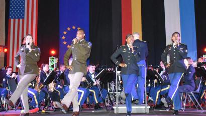 Bild: rgr
1200 Besucher sind begeistert vom Weihnachtskonzert der "United States Army Europe Band" and Chorus in der Stadthalle Grafenwöhr.