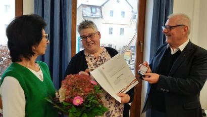 Bild: oe
Diakon und Geschäftsführer Richard Sellmeyer (rechts) überreicht an Manuela Popp (Mitte) Urkunde und Elisabeth Medaille. Links Pflegedienstleiterin Ingeborg Gerlach.