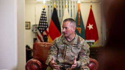 Bild: Sebastian Scherm
Brigadegeneral Steven P. Carpenter in seinem Büro auf dem Truppenübungsplatz in Grafenwöhr. Von hier aus leitet der 50-Jährige das „7th Army Training Command“. Als ranghöchster Militär des US-Heeres in Bayern (und Baden-Württemberg) trägt er Verantwortung für 47.000 Soldaten und Zivilisten.