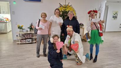 Bild: Josef Glas
Ortsbäuerin Corinna Schönberger (Zweite von rechts) und Tochter Hannah (vorne) übergeben eine Spende von jeweils 500 Euro an Jutta Harbig, Dr. Stephanie Kuchlbauer (von links) sowie "Dr. Trudi Eierfleck" und "Dr. Beppo".