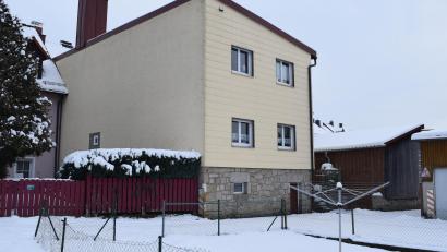 Bild: szl
Aus der Backstube (gelbes Gebäude) des früheren Eckert-Beck (rückwärtige Ansicht vom BRK-Kinderhaus) soll eine Wohnung werden.