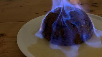 Bild: Michael Schiffer
Mit leicht angewärmtem Rum wird der Plumpudding übergossen, angezündet und brennend serviert.