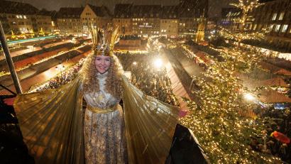 Bild: Daniel Karmann/dpa
Nelli Lunkenheimer, das neue Nürnberger Christkind, steht nach der offiziellen Eröffnung des Nürnberger Christkindlesmarkts auf der Empore der Frauenkirche. Zuvor eröffnete die 17-Jährige mit dem feierlichen Prolog den Nürnberger Christkindlesmarkt.