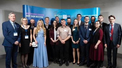 Bild: DIHK/Schicke/Plambeck/exb
Die bundesbesten Azubis aus der Oberpfalz und dem Landkreis Kelheim mit Vertretern ihrer Ausbildungsbetriebe und Ralf Kohl, IHK-Bereichsleiter Berufliche Ausbildung (rechts), bei der Ehrung in Berlin.