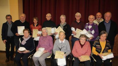 Bild: kro
Bei der Weihnachtsfeier in der Stadthalle ehrte der BVS-Reha-Sportverein Waldsassen langjährige Mitglieder. Unser Bild zeigt die anwesenden Geehrten mit den drei Vorsitzenden Robert Zinnecker (links) sowie (von rechts) Engelbert Franz und Roland Heinrich.