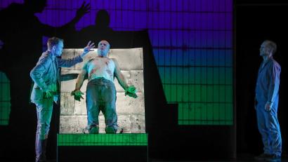 Bild: Wolfgang Steinbacher
Wie viele Finger sind hier zu sehen? Ein Tipp: Es sind keine vier. Zumindest im Stück 1984 im Amberger Stadttheater.