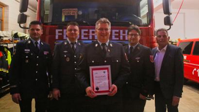 Bild: FFW Teunz/exb
Adolf Hammer (Mitte) ist nun Ehrenvorsitzender der Teunzer Feuerwehr.