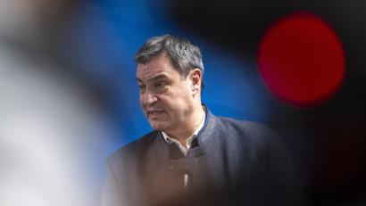 Archivbild: Peter Kneffel
Markus Söder, (CSU) Ministerpräsident von Bayern – er muss mit seiner Regierung nun nach neuen Lösungen im Fischotter-Streit suchen.