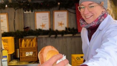 Bild: Heike Unger
Auf dem Amberger Weihnachtsmarkt gibt es zum ersten Mal veganen Leberkäs. Verkauft wird der "LeVerkäs" am Stand von Franziska Kraus und ihrer Familie.